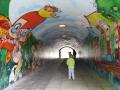 Sprehod po podzemeljskem hodniku z zanimivimi barvitimi grafiti
