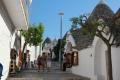 Sprehod po uličicah Alberobella, posejanega s trulli-ji