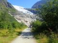nedelja, 28. julij 2019: S prvim trajektom v objem fjorda Sognefjord, obisk dveh ledenikov in prvo spanje v tradicionalni "travnati" hiški